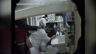 Motoboy má sex s uklízečkou v restauraci mezi dodávkami