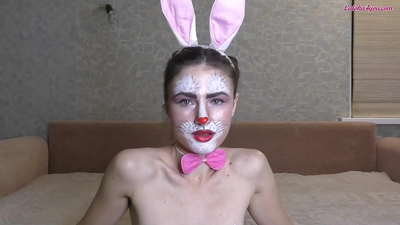 Sexy zajíček jemně kouří obrovské péro nejlepšího kamaráda