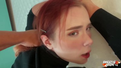 Muž šuká do pusy a kundičky Poslušná zrzka Skimpy a sperma na kozy