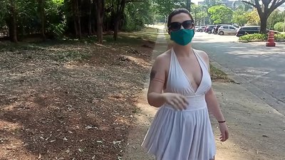 Nahota na veřejnosti: dívka z Ruska se snaží svléknout v ulicích Ria de Janeira. Málem ji zatkli.