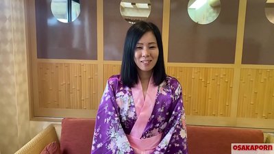 Jednačtyřicetiletá japonská manželka podvádí svého manžela a kluci mají sex za peníze. Asijská děvka miluje sex s černou chlupatou kundičkou, tetování a kouření. masturbuje ve stoje na pejska IFOM OSAKAPORN
