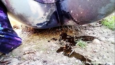 Čůrání na ulici! Pojďte se podívat, jak si LilKiwwiMonster namočí kalhotky a vyčůrá se do hlíny!