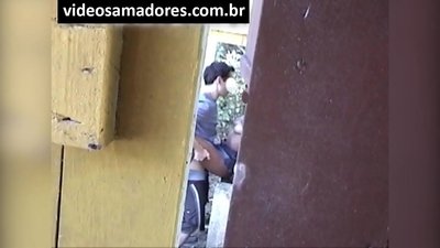 Voyeur natáčí mladý pár při šukání, dokud neobjeví videozáznamy