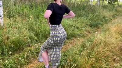 Manželka kouří péro na ulici a má sex s koncovkou na zadku. CleoModel ruské porno
